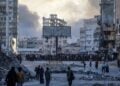 Παλαιστίνιοι κινούνται στην πλατεία Αλ Σαράγια στη Γάζα, ενώ στο βάθος υψώνεται καπνός από ισραηλινά πλήγματα στην περιοχή, παρά την έναρξη των ειρηνευτικών διαπραγματεύσεων στην Αίγυπτο μεταξύ Χαμάς και Ισραήλ (φωτ.: EPA/Mohammed Saber)