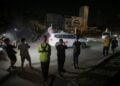 Όχημα του Ερυθρού Σταυρού μεταφέρει σορούς Ισραηλινών ομήρων οι οποίες παραδόθηκαν από τη Χαμάς (φωτ.: EPA/Mohammed Saber)