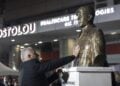 Ο πατέρας του Γιώργου Λυγγερίδη αγγίζει την προτομή του γιου του (φωτ.: ΜΟΤΙΟΝΤΕΑΜ/Βασίλης Βερβερίδης)