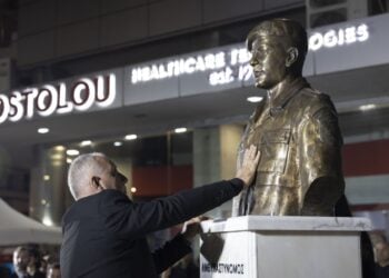 Ο πατέρας του Γιώργου Λυγγερίδη αγγίζει την προτομή του γιου του (φωτ.: ΜΟΤΙΟΝΤΕΑΜ/Βασίλης Βερβερίδης)