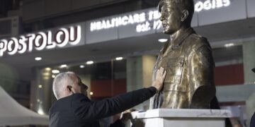 Ο πατέρας του Γιώργου Λυγγερίδη αγγίζει την προτομή του γιου του (φωτ.: ΜΟΤΙΟΝΤΕΑΜ/Βασίλης Βερβερίδης)
