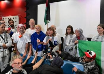 Η Γκρέτα Τούνμπεργκ κάνει δηλώσεις στο «Ελ. Βενιζέλος» (φωτ.: EUROKINISSI/Τατιάνα Μπόλαρη)