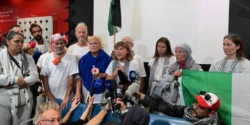 Η Γκρέτα Τούνμπεργκ κάνει δηλώσεις στο «Ελ. Βενιζέλος» (φωτ.: EUROKINISSI/Τατιάνα Μπόλαρη)