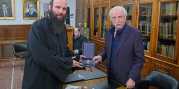 Ο πρόεδρος του του Ιερού Προσκυνήματος και του Σωματείου «Παναγία Σουμελά» Γιώργος Τανιμανίδης και ο νέος ηγούμενος αρχιμανδρίτης Παντελεήμων Παπαεμμανουήλ (φωτ.: Μητρόπολη Βεροίας / Γεράσιμος Μπεκές)