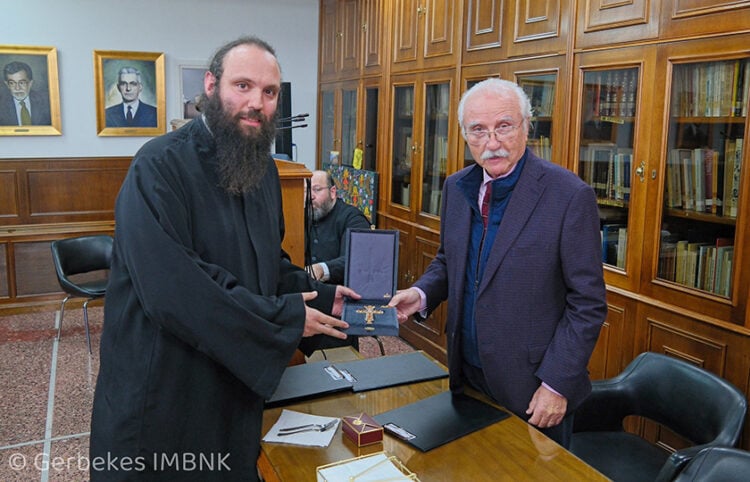 Ο πρόεδρος του του Ιερού Προσκυνήματος και του Σωματείου «Παναγία Σουμελά» Γιώργος Τανιμανίδης και ο νέος ηγούμενος αρχιμανδρίτης Παντελεήμων Παπαεμμανουήλ (φωτ.: Μητρόπολη Βεροίας / Γεράσιμος Μπεκές)