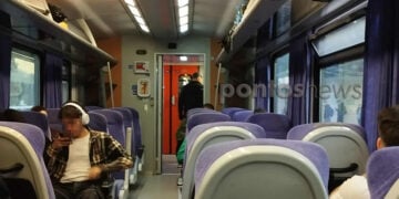 Μέσα στον ακινητοποιημένο συρμό του Intercity50 (φωτ.: pontosnews.gr)