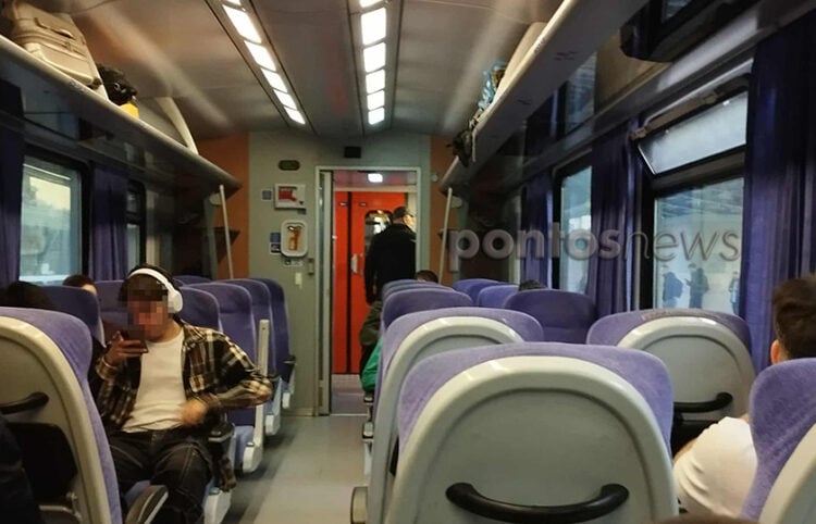 Μέσα στον ακινητοποιημένο συρμό του Intercity 50 (φωτ.: pontosnews.gr)