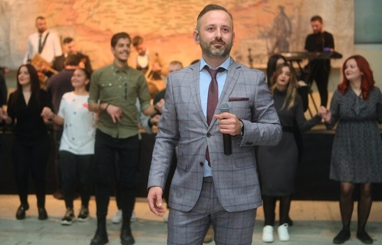 Ο Μπάμπης Ιωακειμίδης στο «Αντάμωμαν» της Ένωσης Ποντιακής Νεολαίας Αττικής, το 2023 (φωτ.: ΕΠΟΝΑ)