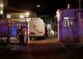 Όχημα μεταφέρει τη σορό που παρέδωσε το βράδυ της Δευτέρας η Χαμάς στο Ισραήλ, ωστόσο, όπως υποστηρίζει ο Νετανιάχου, δεν ανήκει σε όμηρο της 7ης Οκτωβρίου 2023 (φωτ.: EPA/Atef Safadi)