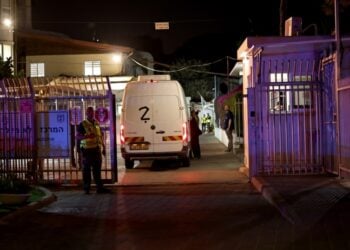 Όχημα μεταφέρει τη σορό που παρέδωσε το βράδυ της Δευτέρας η Χαμάς στο Ισραήλ (φωτ.: EPA/Atef Safadi)