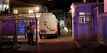 Όχημα μεταφέρει τη σορό που παρέδωσε το βράδυ της Δευτέρας η Χαμάς στο Ισραήλ (φωτ.: EPA/Atef Safadi)