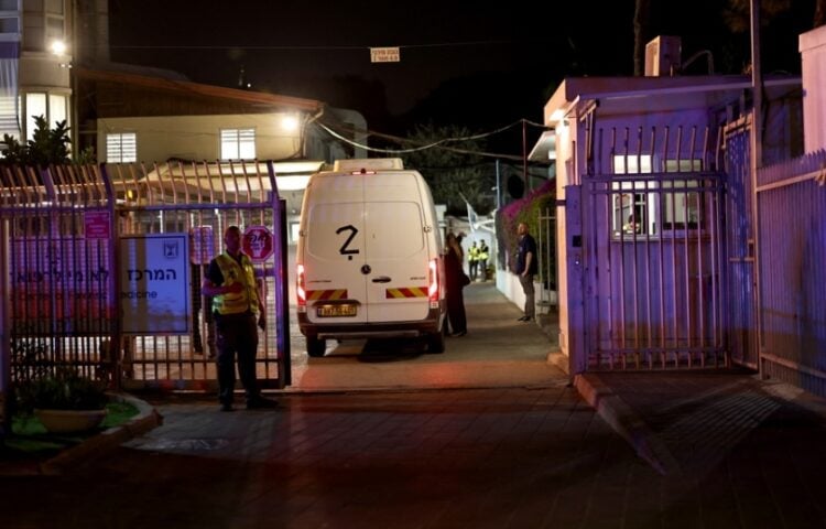 Όχημα μεταφέρει τη σορό που παρέδωσε το βράδυ της Δευτέρας η Χαμάς στο Ισραήλ (φωτ.: EPA/Atef Safadi)