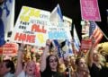 Ισραηλινοί μετέχουν σε συγκέντρωση στην Πλατεία Ομήρων στο Τελ Αβίβ αναμένοντας την απελευθέρωση των ομήρων από τη Χαμάς (φωτ.: EPA/Abir Sultan)