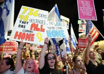 Ισραηλινοί μετέχουν σε συγκέντρωση στην Πλατεία Ομήρων στο Τελ Αβίβ αναμένοντας την απελευθέρωση των ομήρων από τη Χαμάς (φωτ.: EPA/Abir Sultan)