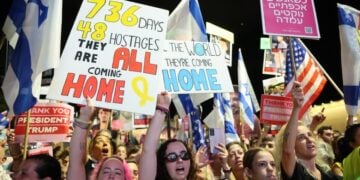 Ισραηλινοί μετέχουν σε συγκέντρωση στην Πλατεία Ομήρων στο Τελ Αβίβ αναμένοντας την απελευθέρωση των ομήρων από τη Χαμάς (φωτ.: EPA/Abir Sultan)