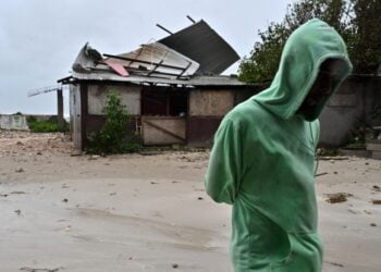 Άνδρας περνά μπροστά από κατεστραμμένο σπίτι μετά την επέλαση του τυφώνα «Μελίσα» στο Πόρτμορ της Τζαμάικα (φωτ.: EPA/Rudolph Brown)