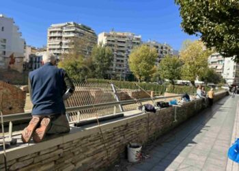 Εργαζόμενος αφαιρεί τα κάγκελα από το τοιχίο γύρω από το ανάκτορο του Γαλέριου (φωτ.: Γιώργος Κουρκουρίκης)