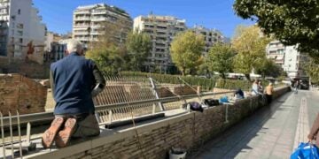 Εργαζόμενος αφαιρεί τα κάγκελα από το τοιχίο γύρω από το ανάκτορο του Γαλέριου (φωτ.: Γιώργος Κουρκουρίκης)