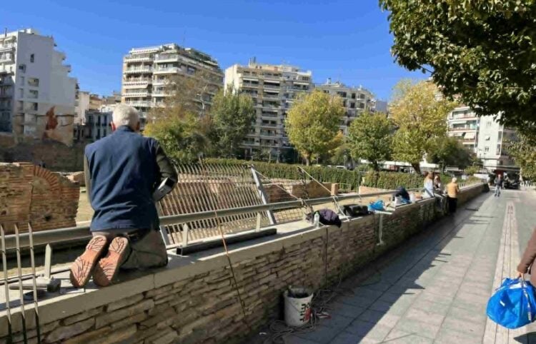Εργαζόμενος αφαιρεί τα κάγκελα από το τοιχίο γύρω από το ανάκτορο του Γαλέριου (φωτ.: Γιώργος Κουρκουρίκης)