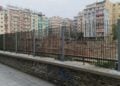 Τα κάγκελα αποτελούν συνέχεια της εισόδου του μνημείου, που βρίσκεται στην πλατεία Ναυαρίνου (φωτ.: Δήμος Θεσσαλονίκης)