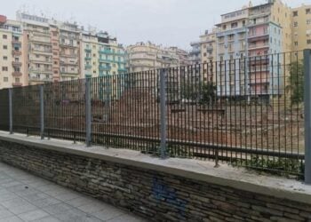 Τα κάγκελα αποτελούν συνέχεια της εισόδου του μνημείου, που βρίσκεται στην πλατεία Ναυαρίνου (φωτ.: Δήμος Θεσσαλονίκης)