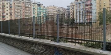 Τα κάγκελα αποτελούν συνέχεια της εισόδου του μνημείου, που βρίσκεται στην πλατεία Ναυαρίνου (φωτ.: Δήμος Θεσσαλονίκης)