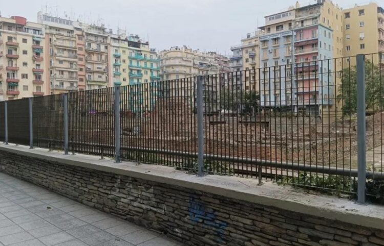 Τα κάγκελα αποτελούν συνέχεια της εισόδου του μνημείου, που βρίσκεται στην πλατεία Ναυαρίνου (φωτ.: Δήμος Θεσσαλονίκης)