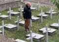 Ο Κώστας Καραμανλής στους τάφους των πεσόντων στον Ελληνοϊταλικό Πόλεμο (πηγή: ΑΠΕ-ΜΠΕ)