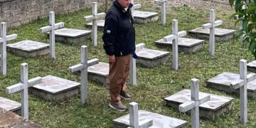 Ο Κώστας Καραμανλής στους τάφους των πεσόντων στον Ελληνοϊταλικό Πόλεμο (πηγή: ΑΠΕ-ΜΠΕ)