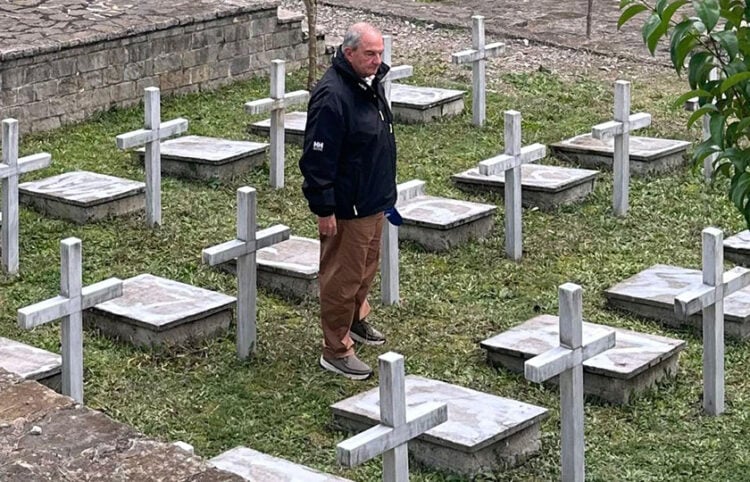 Ο Κώστας Καραμανλής στους τάφους των πεσόντων στον Ελληνοϊταλικό Πόλεμο (πηγή: ΑΠΕ-ΜΠΕ)