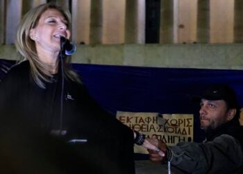Η Μαρία Καρυστιανού στο Σύνταγμα, στη συγκέντρωση αλληλεγγύης στον απεργό πείνας Πάνο Ρούτσι, Κυριακή 28 Σεπτεμβρίου 2025 (φωτ.: EUROKINISSI / Γιώργος Κονταρίνης)