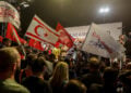 Οπαδοί του Τουφάν Ερχιουρμάν, ο οποίος κέρδισε τον εκλεκτό του Ερντογάν στα Κατεχόμενα (φωτ.: EPA / Birol Bebek)