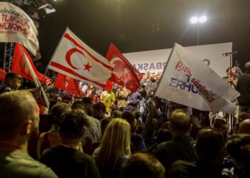 Οπαδοί του Τουφάν Ερχιουρμάν, ο οποίος κέρδισε τον εκλεκτό του Ερντογάν στα Κατεχόμενα (φωτ.: EPA / Birol Bebek)