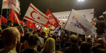 Οπαδοί του Τουφάν Ερχιουρμάν, ο οποίος κέρδισε τον εκλεκτό του Ερντογάν στα Κατεχόμενα (φωτ.: EPA / Birol Bebek)