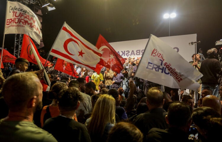 Οπαδοί του Τουφάν Ερχιουρμάν, ο οποίος κέρδισε τον εκλεκτό του Ερντογάν στα Κατεχόμενα (φωτ.: EPA / Birol Bebek)