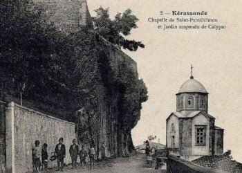 Παιδιά έξω από την εκκλησία του Αγίου Παντελεήμονα στην Κερασούντα, σε καρτ ποστάλ του προηγούμενου αιώνα