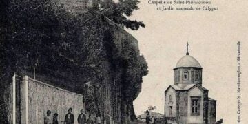 Παιδιά έξω από την εκκλησία του Αγίου Παντελεήμονα στην Κερασούντα, σε καρτ ποστάλ του προηγούμενου αιώνα