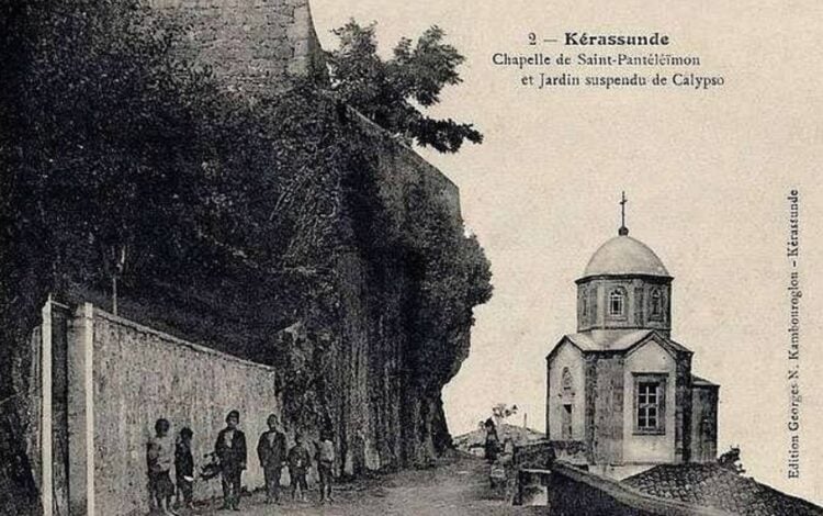 Παιδιά έξω από την εκκλησία του Αγίου Παντελεήμονα στην Κερασούντα, σε καρτ ποστάλ του προηγούμενου αιώνα