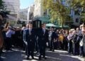 Ο κόσμος χαιρέτισε με χειροκροτήματα και επευφημίες το φέρετρο, στην πορεία του προς το εσωτερικό της Μητρόπολης (φωτ.: EUROKINISSI/Τατιάνα Μπόλαρη)