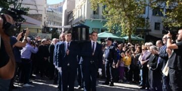 Ο κόσμος χαιρέτισε με χειροκροτήματα και επευφημίες το φέρετρο, στην πορεία του προς το εσωτερικό της Μητρόπολης (φωτ.: EUROKINISSI/Τατιάνα Μπόλαρη)