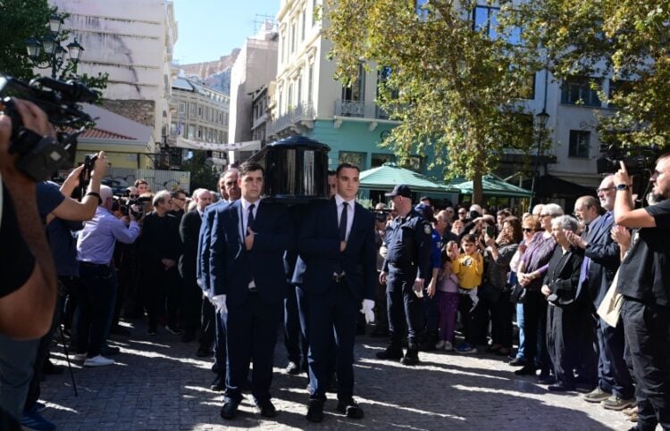 Ο κόσμος χαιρέτισε με χειροκροτήματα και επευφημίες το φέρετρο, στην πορεία του προς το εσωτερικό της Μητρόπολης (φωτ.: EUROKINISSI/Τατιάνα Μπόλαρη)