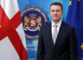 Ο Βλαντίμιρ Κωνσταντινίδης με φόντο το έμβλημα του υπουργείου Εξωτερικών της Γεωργίας (πηγή: mfa.gov.ge)