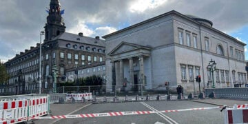 Αποκλεισμένο για το κοινό είναι το Κρίστιανμποργκ στην Κοπεγχάγη, όπου πραγματοποιείται η συνεδρίαση της Ευρωπαϊκής Πολιτικής Κοινότητας (φωτ.: Γιώργος Κουρκουρίκης)