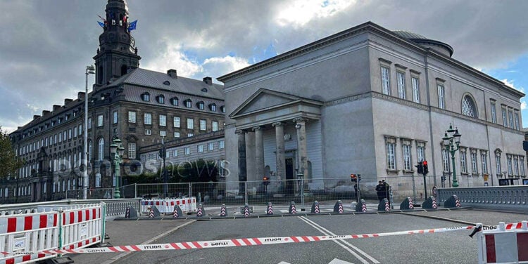 Αποκλεισμένο για το κοινό είναι το Κρίστιανμποργκ στην Κοπεγχάγη, όπου πραγματοποιείται η συνεδρίαση της Ευρωπαϊκής Πολιτικής Κοινότητας (φωτ.: Γιώργος Κουρκουρίκης)
