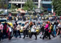 Κόσμος διασχίζει διαβάσεις πεζών στο κέντρο της Αθήνας (φωτ.: EUROKINISSI / Γιώργος Κονταρίνης)
