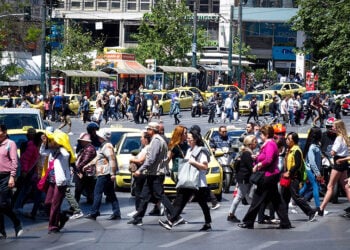 Κόσμος διασχίζει διαβάσεις πεζών στο κέντρο της Αθήνας (φωτ.: EUROKINISSI / Γιώργος Κονταρίνης)