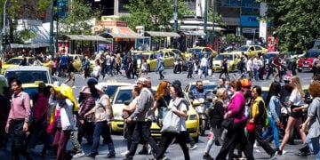 Κόσμος διασχίζει διαβάσεις πεζών στο κέντρο της Αθήνας (φωτ.: EUROKINISSI / Γιώργος Κονταρίνης)