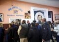 Ψηφοφόροι περιμένουν τη σειρά τους σε εκλογικό κέντρο που έχει στηθεί στο δημοτικό σχολείο «Άγιος Σάββας» στη βόρεια Μιτρόβιτσα (φωτ.: EPA/Georgi Licovski)