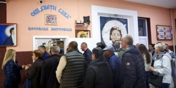 Ψηφοφόροι περιμένουν τη σειρά τους σε εκλογικό κέντρο που έχει στηθεί στο δημοτικό σχολείο «Άγιος Σάββας» στη βόρεια Μιτρόβιτσα (φωτ.: EPA/Georgi Licovski)