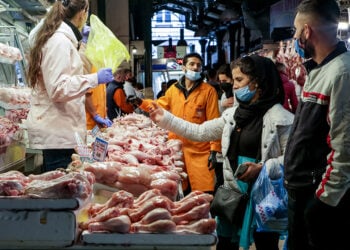 Στιγμιότυπο από τη Βαρβάκειο, την κεντρική κρεαταγορά της Αθήνας (φωτ.: EUROKINISSI / Αναστάσης Ναρεκιάν)